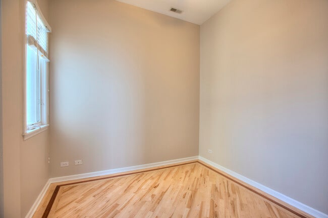 Building Photo - 3012 W Fullerton Ave