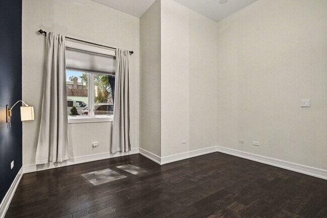 Building Photo - 3101 N California Ave