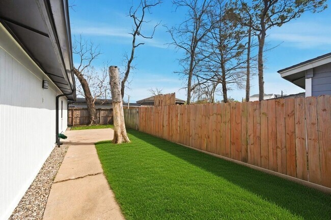 Building Photo - 4102 Sherwood Ln