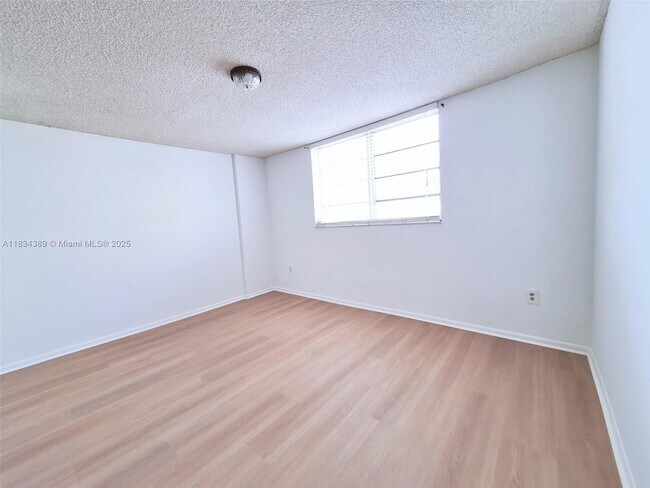 Building Photo - 1357 Collins Ave