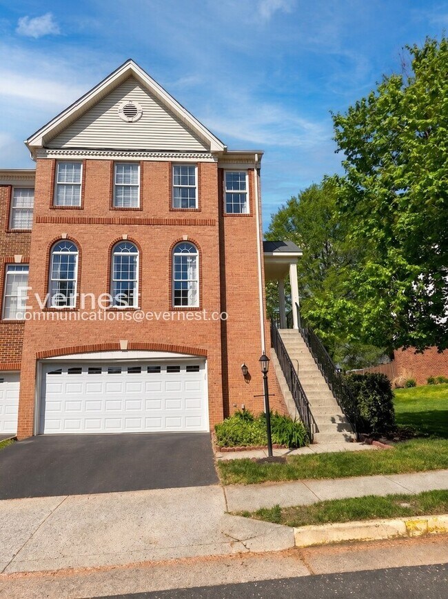 Building Photo - 4 Bed/3.5 Bath Townhome with Garage / Pet-Friendly / Available Soon!