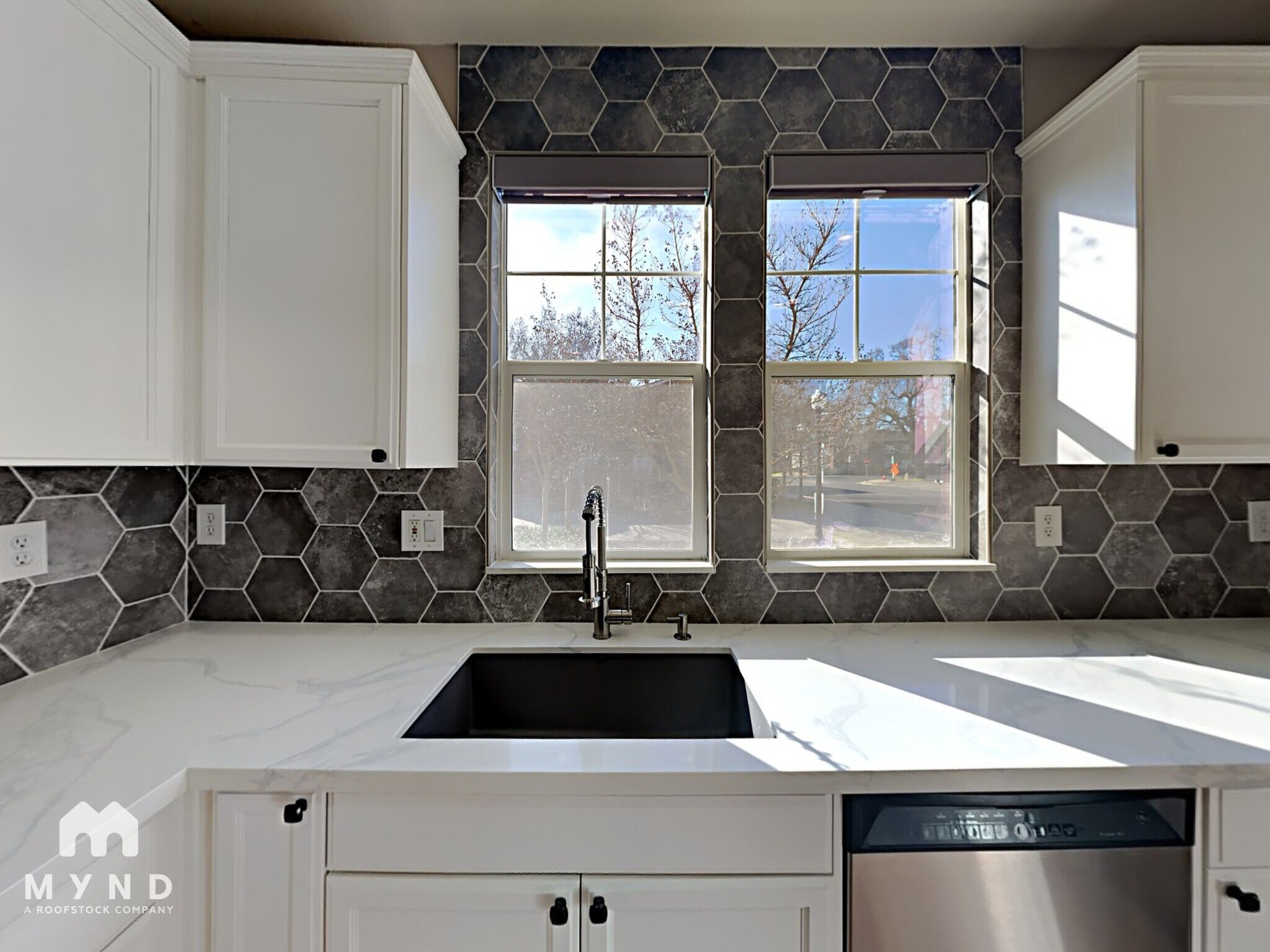 Building Photo - 398 Metro Ln