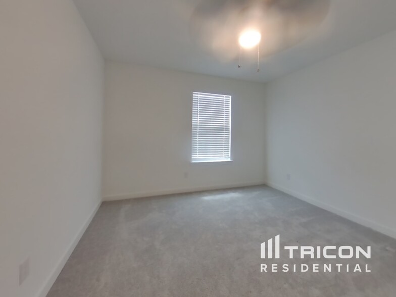 Building Photo - 2700 Brushy Lk Dr