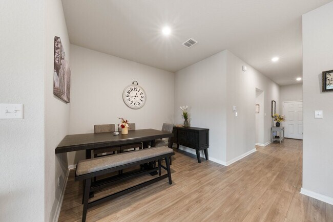 Building Photo - Stylish 3-Bed Home with Island Kitchen, Private Patio & Fenced Yard in Seguin
