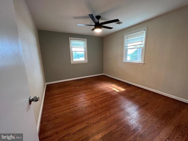 Building Photo - 504 Walnut Dr