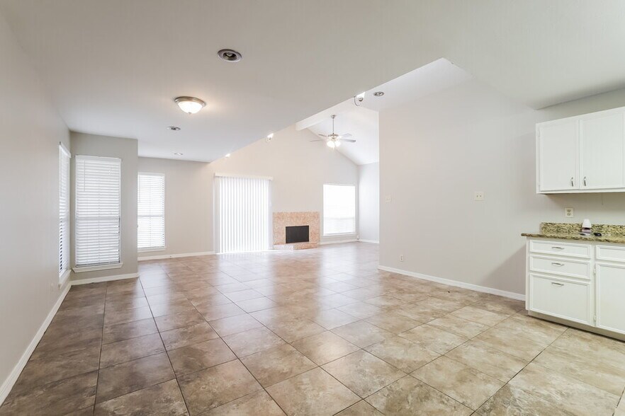 Building Photo - 6395 Crossway Dr