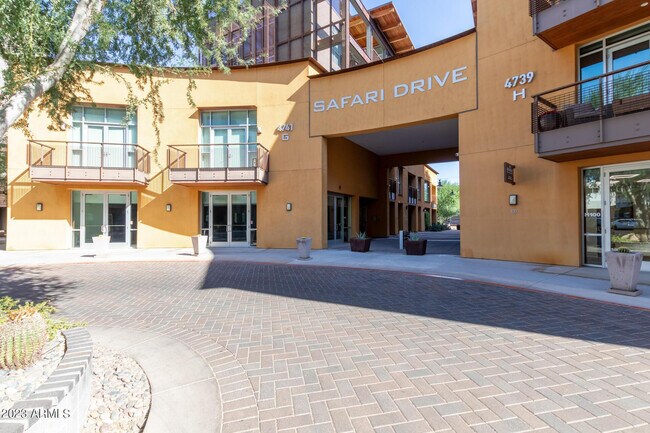 Building Photo - 4737 N Scottsdale Rd