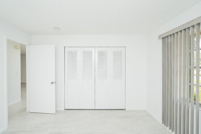 Building Photo - 494 Romano St