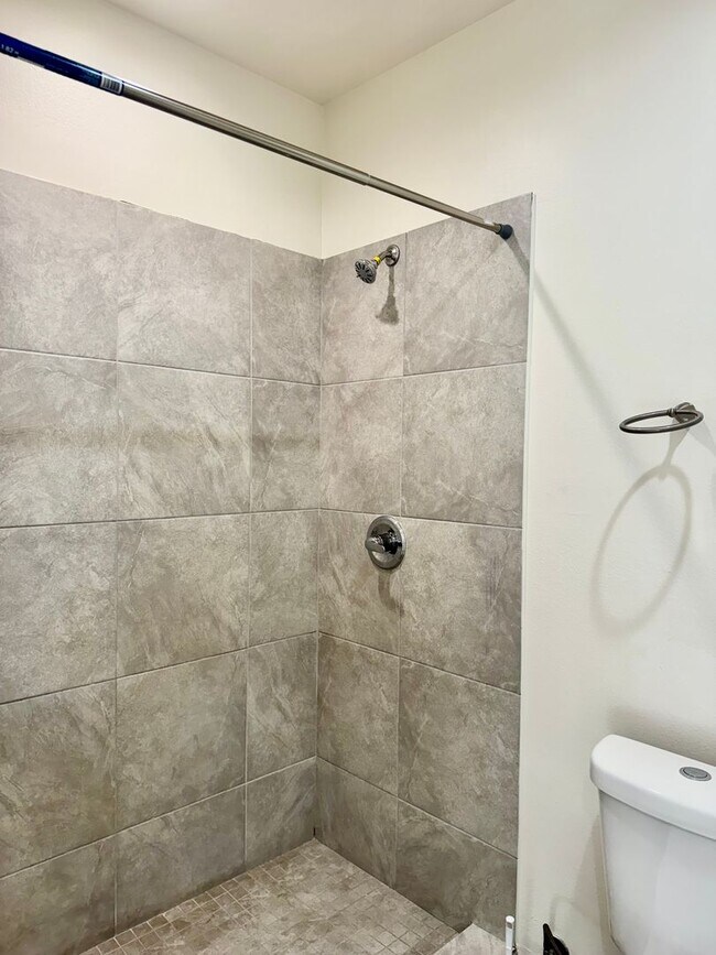 Building Photo - MUST SEE!