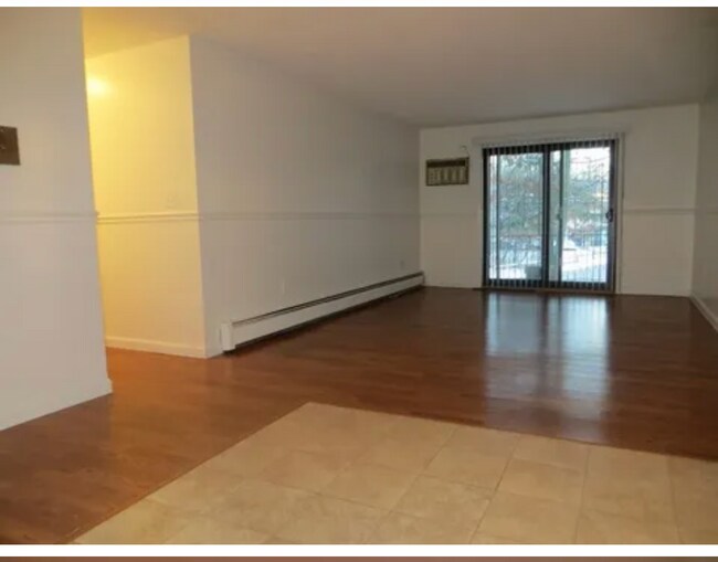 Building Photo - 5 Strawberry Bank Rd