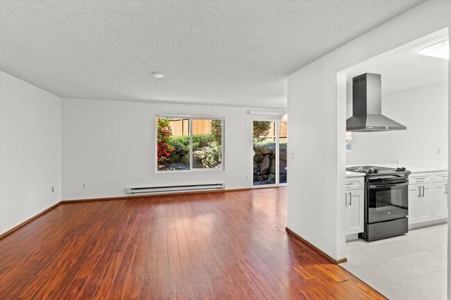 Building Photo - Well Maintained Condo