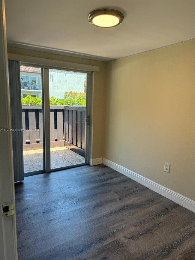 Building Photo - 10814 N Kendall Dr