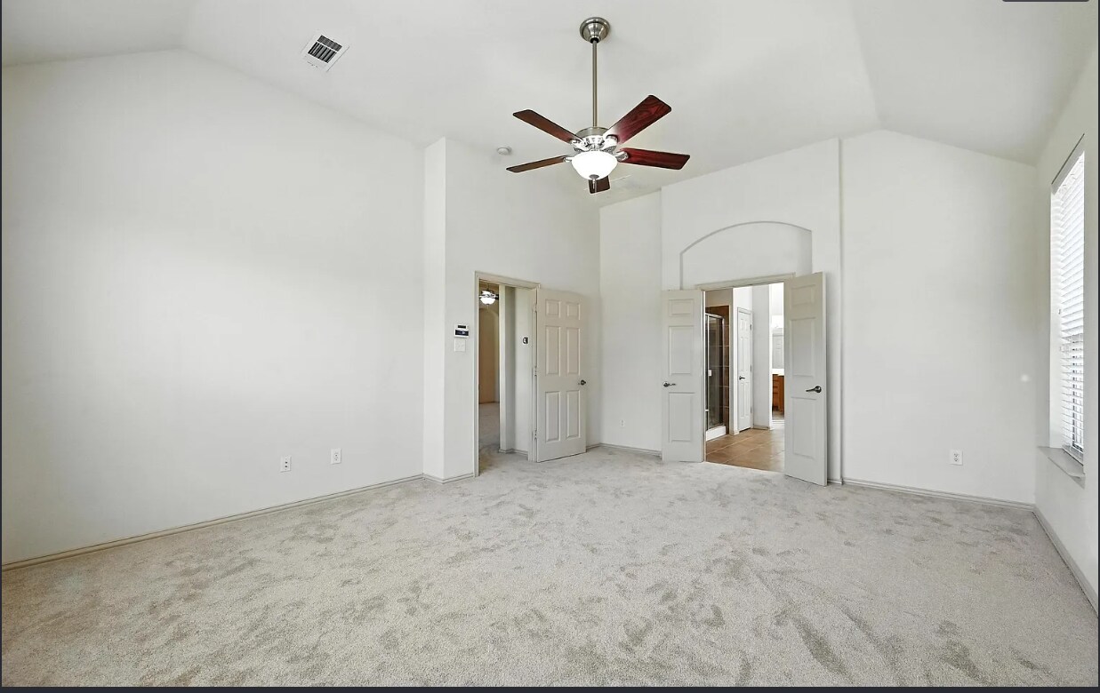 Building Photo - Room in House on Smoke Tree Dr