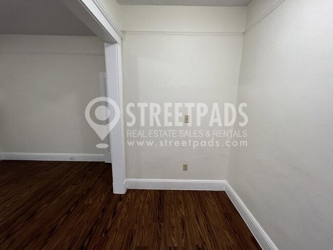 Building Photo - bedroom in Boston MA 02215