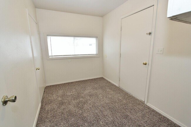 Building Photo - 811 8th Ave N