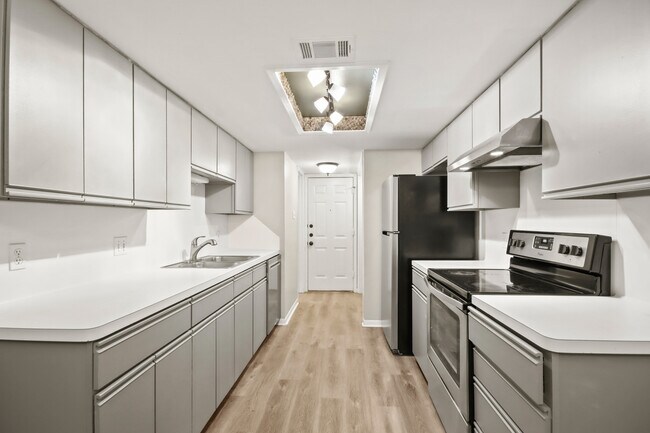 Building Photo - 7812 Theissetta Dr