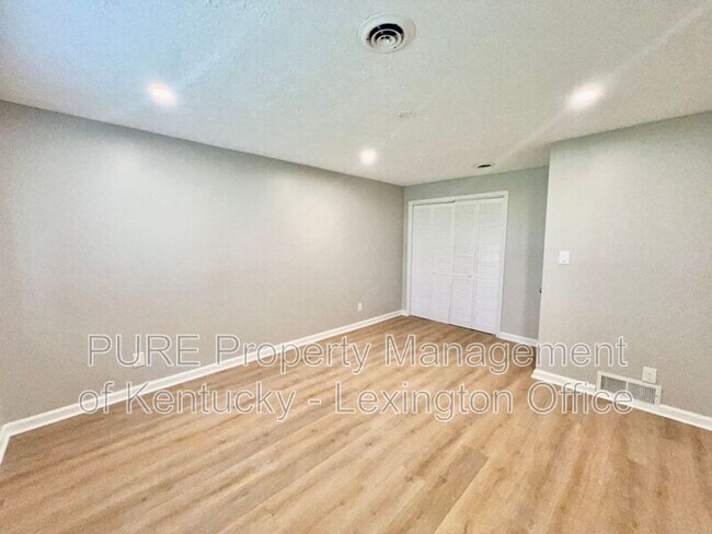 Building Photo - 3520 Combs Ferry Rd