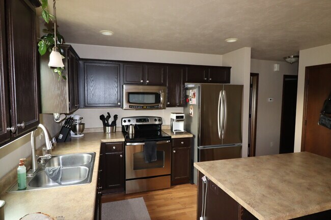 Building Photo - Large 3 Bedroom 2 Bath Townhouse style Duplex