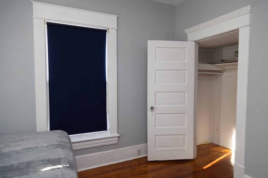 Building Photo - 1411 Clarke Ave SW