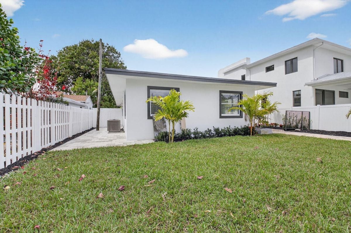 Building Photo - 341 SE 3rd Ave