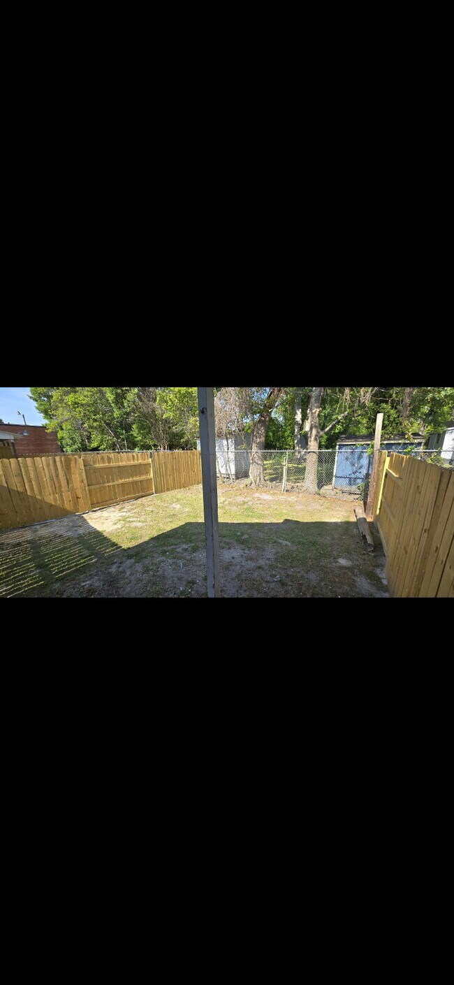 Building Photo - "Charming 2-Bed Duplex Retreat in Greenvil...