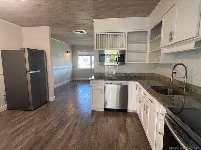 Building Photo - 885 NW River Shores Blvd