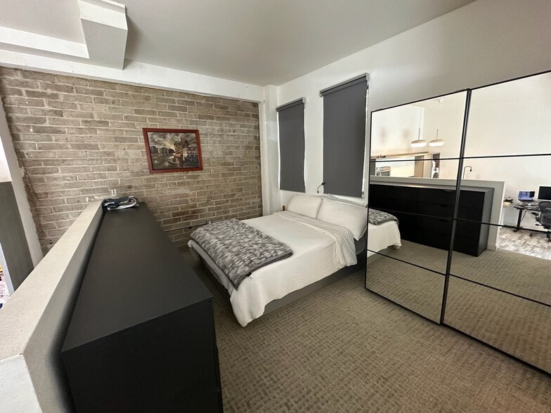 bedroom - 941 W Hawthorn St