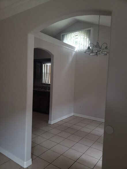 Building Photo - 2500 Tahiti Dr