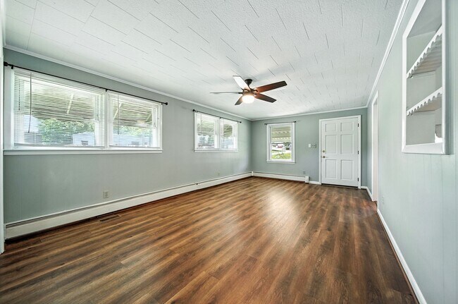 Building Photo - Charming 1950s 3 bed /2 bath Bungalow on S...