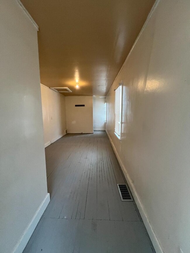 Building Photo - 1723 Maine St