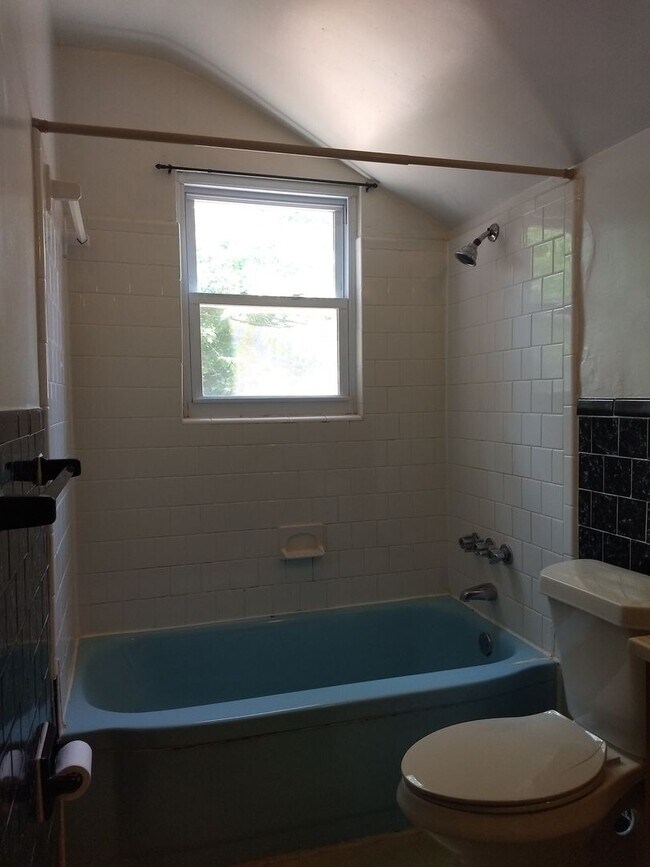 Building Photo - TRI-LEVEL HOME WITH GARAGE AND LARGE FENCE...