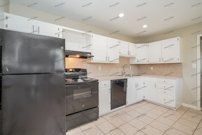 Building Photo - 3871 Laguna Dr