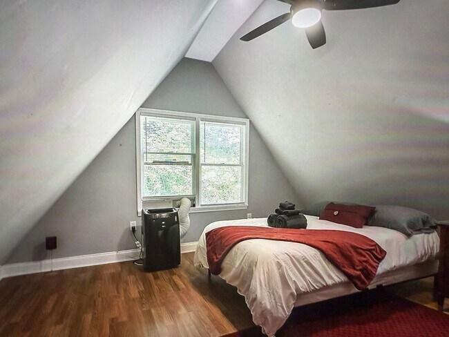 Building Photo - Charming 4BR House in Atlanta
