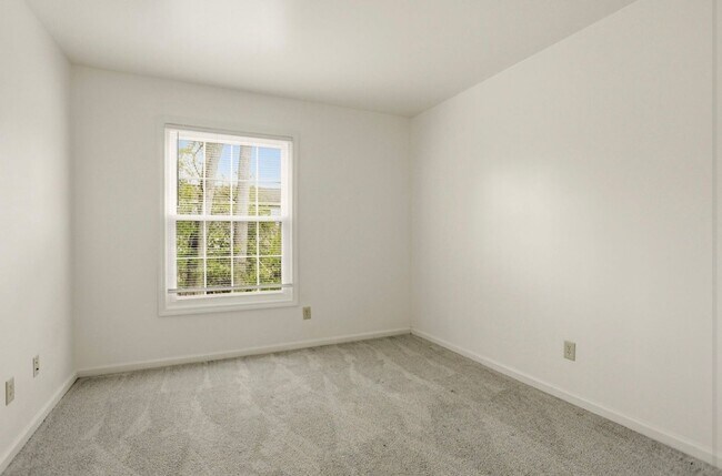 Building Photo - Updated 2 Bedroom Condo for Rent in Saginaw Township