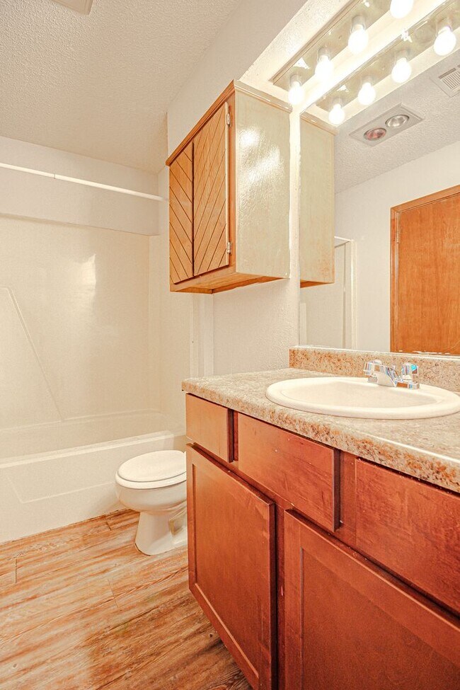 Building Photo - 3 Bed 2 Bath in OKC!