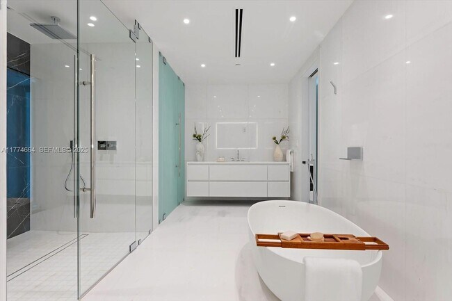 Building Photo - 300 Biscayne Blvd Way