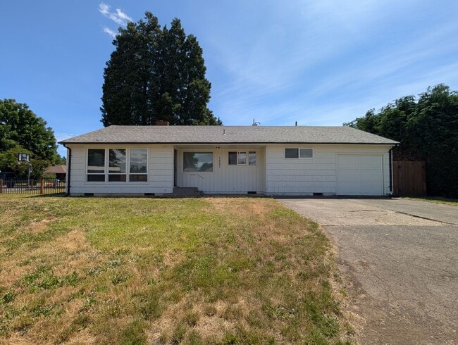 Primary Photo - Nice 3 bed/1 bath with large backyard and ...
