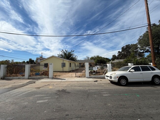 Building Photo - 1528 Los Robles Blvd