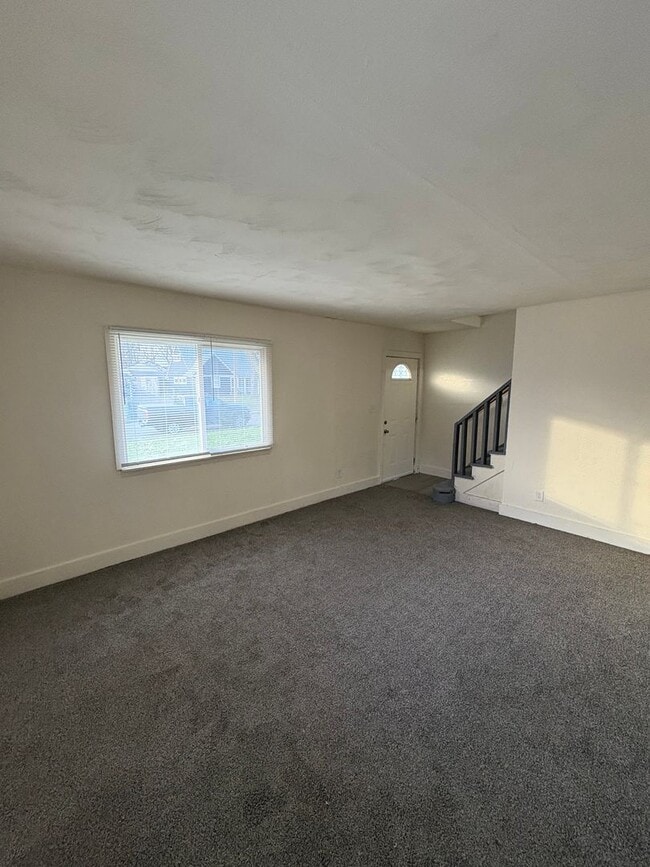 Building Photo - Spacious 4 Bedroom, 1 Bathroom Single Family Home