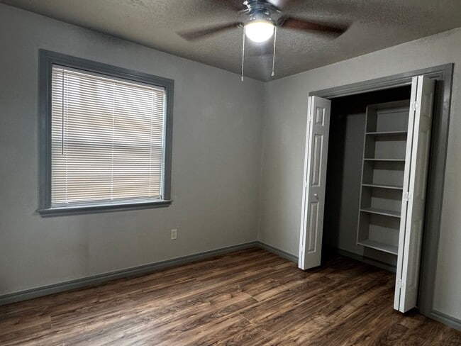 Building Photo - 505 Oak
