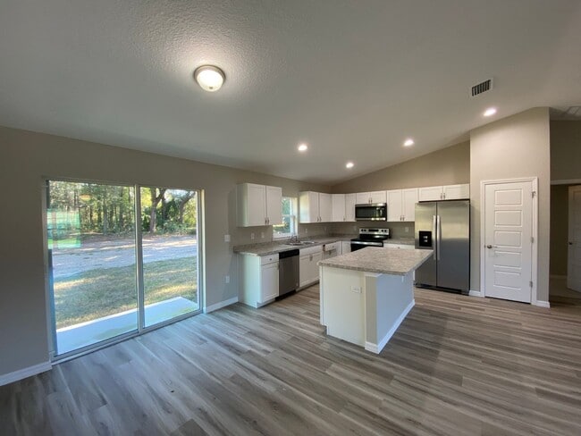 Building Photo - Custom Home - Desirable SE Ocala Neighborhood 3/2/2 **Won't Last**