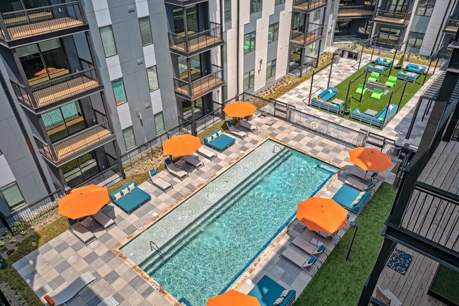 Building Photo - 633 E Main St