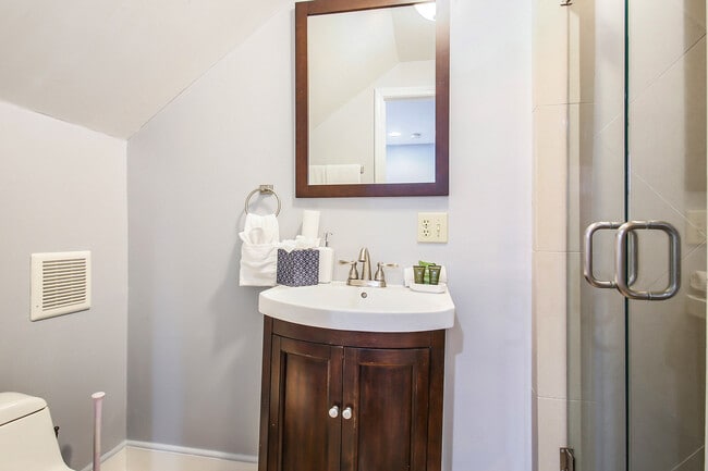 Building Photo - 2336 St Thomas St