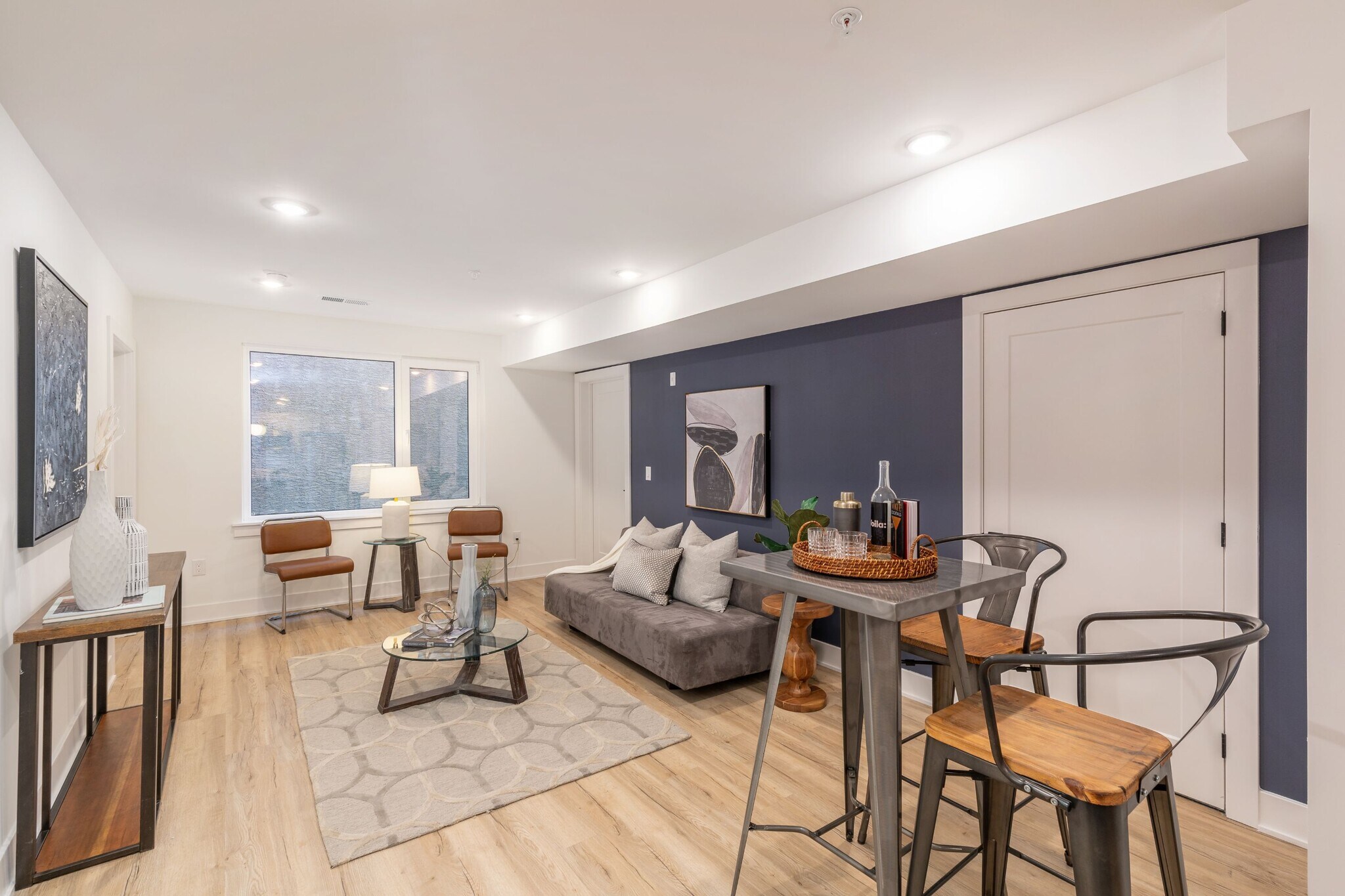 Building Photo - 629 W Girard Ave