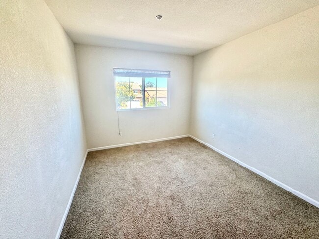 Building Photo - Lovely 2 Story Home In East Woodland In Great Location