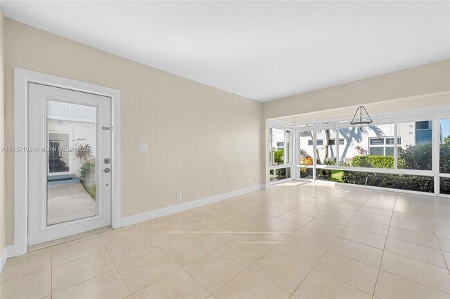 Building Photo - 425 Bayshore Dr
