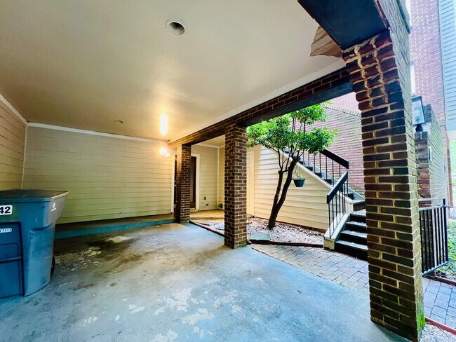 Building Photo - 242 S Clarkson St