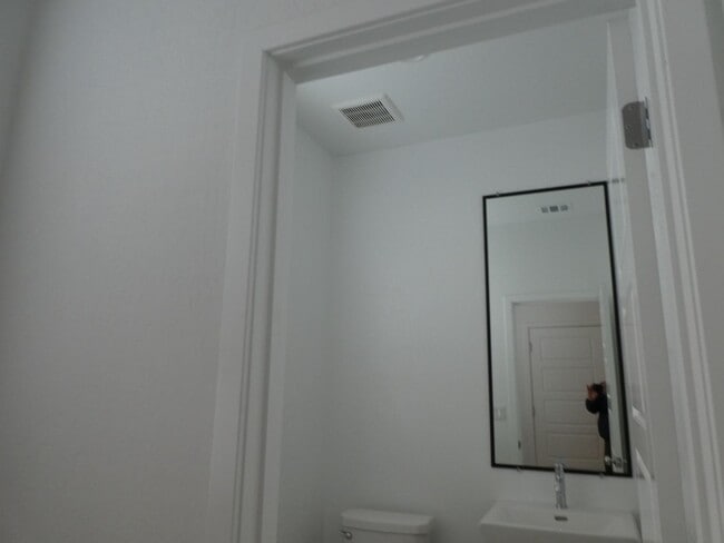 Building Photo - 2725 E Teaberry Dr
