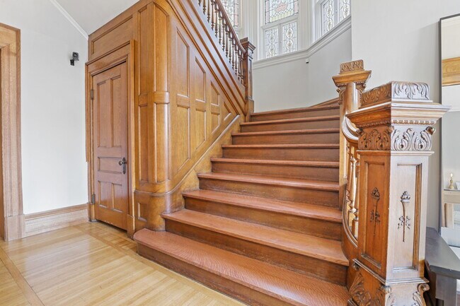 Building Photo - 550 E Town St