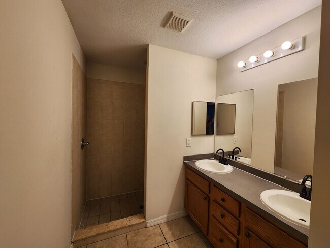 Building Photo - 977-979 Graystone Ave